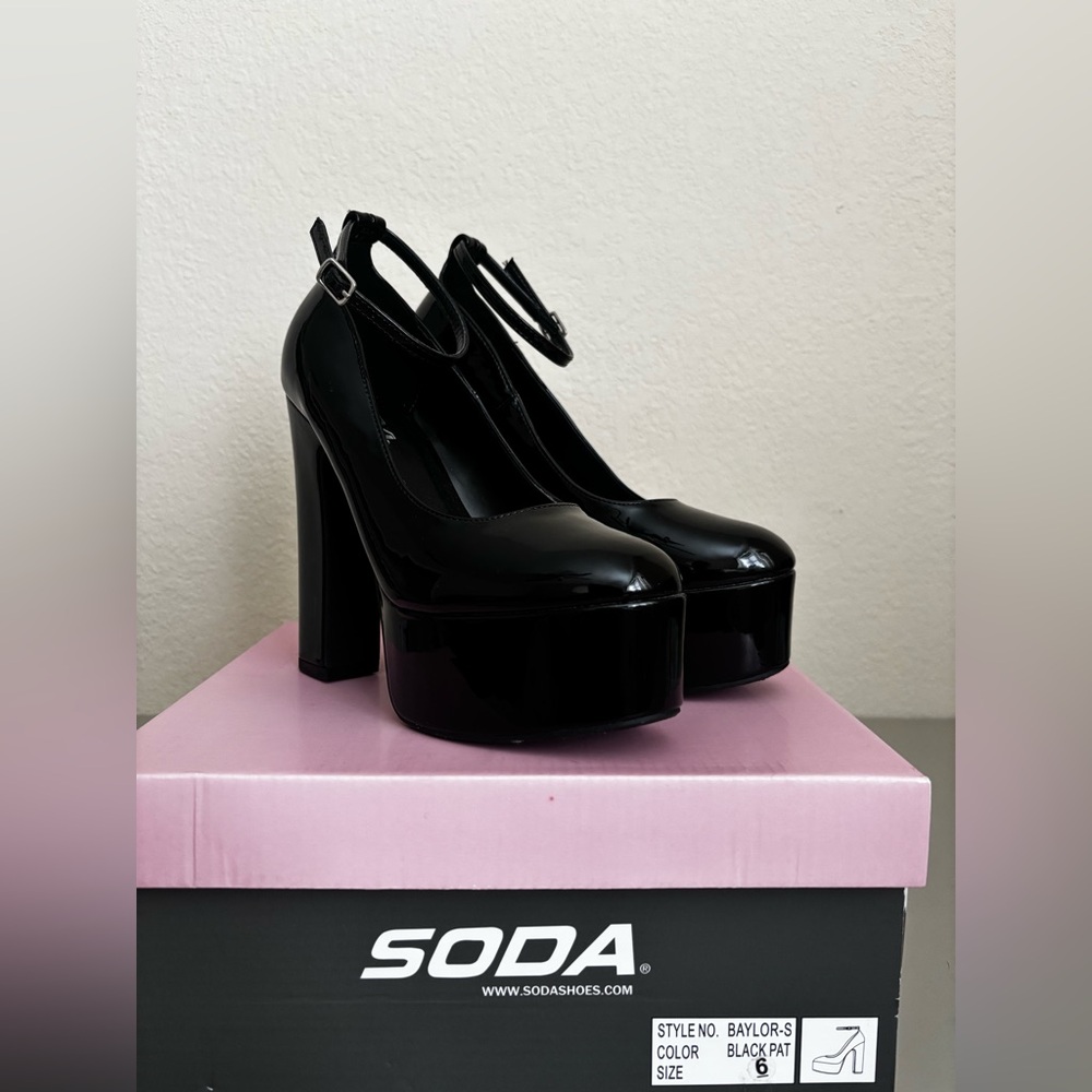 Soda Women's Glossy Black Platform Pumps -